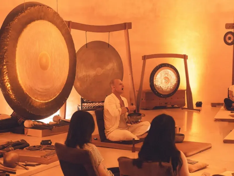 Full Moon Om Chanting с Бобби в Udara