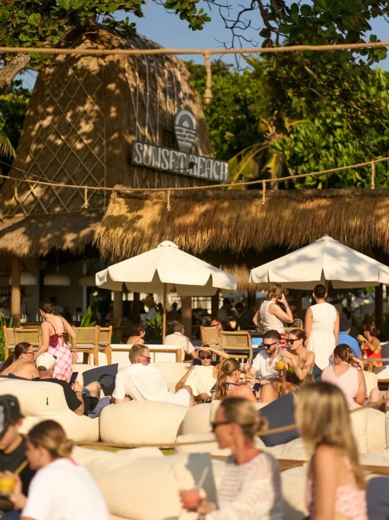 Sunday Club в Sunset Beach, Семиньяк
